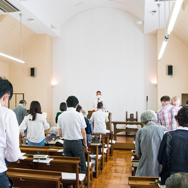 日曜朝の礼拝風景。新型コロナ感染予防対策のため、教会員は原則マスクを着用。礼拝の合間に窓を開けての換気を行い、席も互いに近付き過ぎないように配慮しています。讃美歌などはマスクを着けたままで、1番のみ歌うようにしています。