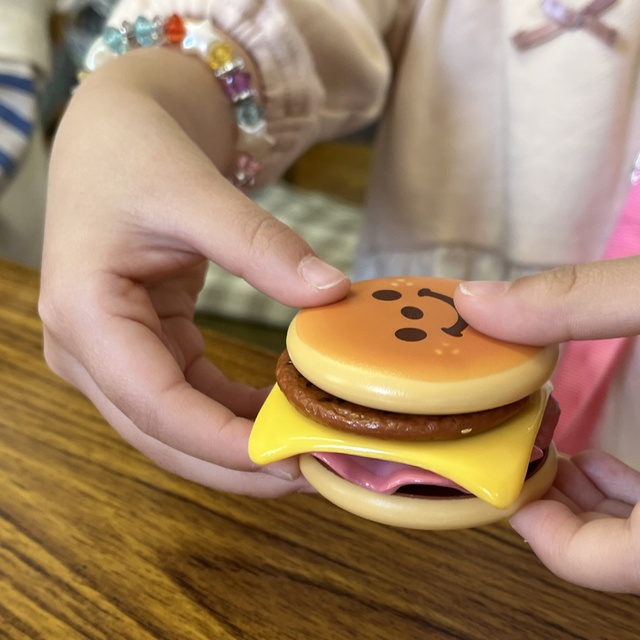 教会学校の分級で、みんなでハンバーグをつくりました。
かわいい店員さんたちが、美味しそうなハンバーグを作ってくださいました。
おとなになったら、本物の美味しいハンバーグを食べさせてね・・・

次回の教会学校は、天地創造のお話なのですが、このネタ使わせていただきます。