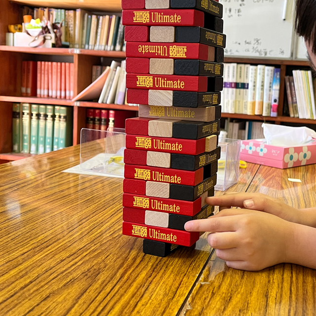 5月最後の礼拝のあと子供たちは「Jenga」でワクワク、ドキドキの時間を過ごしていました。意地悪な？お兄さん、お姉さんたちは一番下のパーツから抜いていきます。今にも倒れそうな塔に困っている小さい子たちを見ながら、マタイ16:15-16のみ言葉が浮かんできました。
「あなたは幸いだ。あなたにこのことを現したのは、人間ではなく、わたしの天の父なのだ。わたしも言っておく。あなたはペトロ。わたしはこの岩の上にわたしの教会を建てる。陰府の力もこれに対抗できない」。
いろんなことがこれからあると思うけど、確かな岩である主イエスを土台にして、みんながたくましく成長していくことを祈り続けますね。