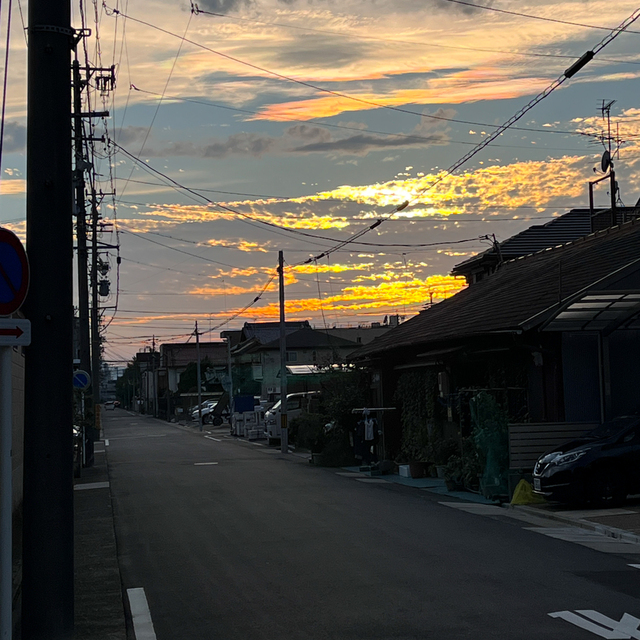 夕べも朝も、そして昼も、わたしは悩んで呻く。神はわたしの声を聞いてくださる。（聖書　詩編55:18)

6pmになると、いったん夕食とお風呂のため、教会から近くの自宅に帰ります。教会を出て空を見上げると雲がきれいなオレンジ色に染まっていました。日が暮れるのが早くなったな・・・、季節が着々と秋に向かっているのを感じました。
季節は変わりますが、夕も朝も、そして昼も、変わりなく私の声を聞いてくださる主に、今日も祈り続けたい。そう思います。

明日の世界中の礼拝を主が豊かに祝し、命の言葉で集う者を満たしてくださいますように
心も身体も疲れてしまい、下を向き、立ち上がれない人を主が支えてくださいますように

*名古屋教会は、名古屋城の北２㎞ほどにある教会です。もともと職人さんたちが多く住むところで、街の中心近くにあるにもかかわらず、昔ながらの長屋のような街並みが残っています。