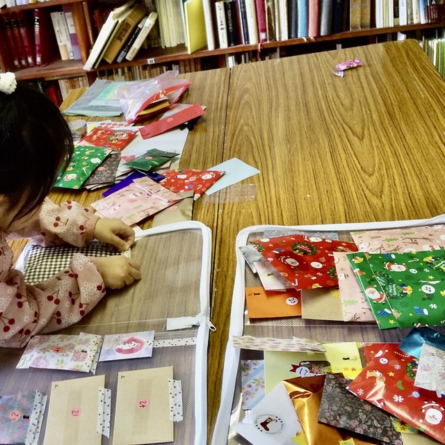 シメオンは幼子を腕に抱き、神をたたえて言った。「主よ、今こそあなたは、お言葉どおり／この僕を安らかに去らせてくださいます。わたしはこの目であなたの救いを見たからです。(聖書　ルカ2:28-30)

アドベント最初の教会学校で、それぞれアドベントカレンダーを作りました。毎日、一個、一個、貼り付けた袋を外していきます。
救い主を待ち望んだシメオンのように、子供たちが、Xmasを毎日心待ちにするアドベントとなりますように。