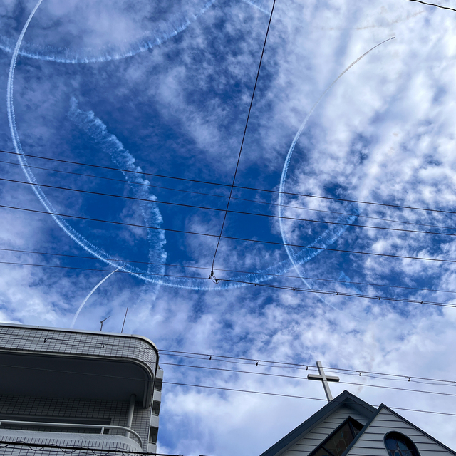 主は雲を広げて覆いとし／火をもって夜を照らされた。(聖書　詩編105:39)

先週の土曜日(11/26)、愛知県政150周年の一環でブルーインパルスが名古屋市上空で大きな円をたくさん書いてくれました。
名古屋城に近いからでしょうか、教会の十字架の真上に、丸い飛行機雲がいくつもできていきました。
お城に近いとこんなお得があるのですね～
ちょっと曇りで残念。

週の半ばの皆様の歩みが豊かに祝されますように
苦しみの中を通過中の皆様を主が支え、主の尽きない憐れみで満たしてくださいますように