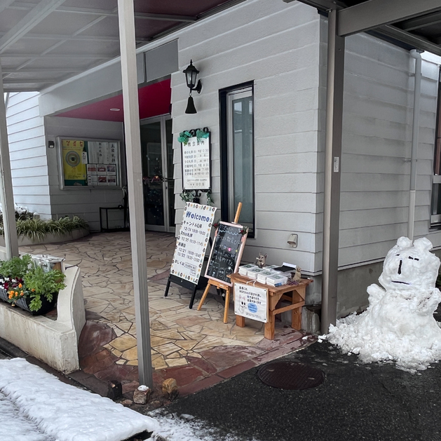 雨も雪も、ひとたび天から降れば／むなしく天に戻ることはない。それは大地を潤し、芽を出させ、生い茂らせ／種蒔く人には種を与え／食べる人には糧を与える。(聖書　イザヤ55:10)

名古屋は朝から雪が降りました。雪国育ちの私は本能的に雪だるまを作ってしまいます。

慣れない雪の日、みなさまの足元が守られますように
豪雪で生活が不自由なみなさまが支えられますように
今日のクリスマスイブの世界中の礼拝が守られますように