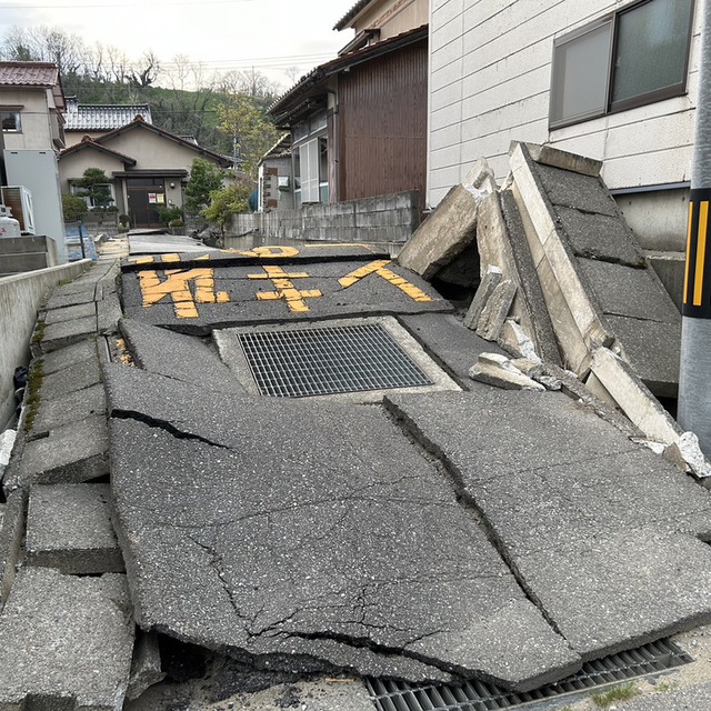 神はわたしたちの避けどころ、わたしたちの砦。苦難のとき、必ずそこにいまして助けてくださる。わたしたちは決して恐れない／地が姿を変え／山々が揺らいで海の中に移るとも（聖書　詩編46:2-3)

今週前半、1月中旬に続き能登の被災地を訪問させていただき、本当にわずかな時間ですが支援活動のお手伝いをさせていただきました。依然、手つかずの場所の多さに、あらためて被害の大きさと復興の困難さを感じています。
また、その中で被災された方、支援されている方のお話をうかがい、多くの気づきをいただきました。
主が、この歩みを支え、渇きを覚えている方を主の尽きない慈しみで潤してくださいますように。

昨夜も四国で大きく揺れました。不安の中にある方を主が支えてくださいますように。