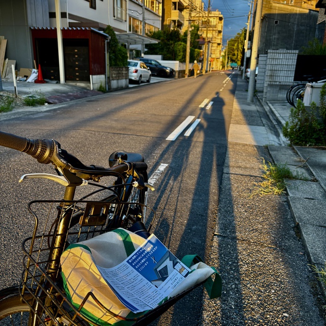 いと高き神のもとに身を寄せて隠れ／全能の神の陰に宿る人よ　（聖書 詩編91:1)

日の出がだんだん遅くなり、早朝チラシを配っていると、朝焼けで長い影ができる季節になりました。長い「影」を見ていたら、詩編にある「陰」の御言葉がうかんできました。

残暑とはとても言えない酷暑の日々が続いています。みなさまの歩みが堅く守られますように。