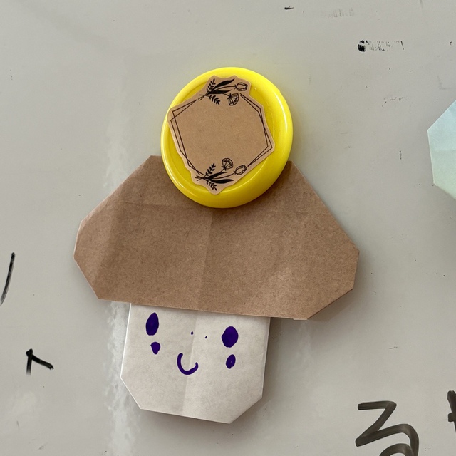 天の国はからし種に似ている。人がこれを取って畑に蒔けば、どんな種よりも小さいのに、成長するとどの野菜よりも大きくなり、空の鳥が来て枝に巣を作るほどの木になる。（聖書　マタイ13:31-32)

子どもたちが、色紙で「どんぐり」を作ってくれました。主は「どんぐり」どころか、小さな小さな「からし種」さえ豊かに育み、命を与える大きな木にしてくださる方です。