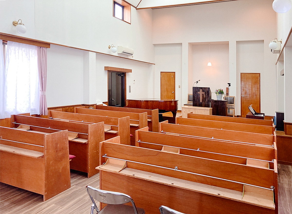 日本キリスト改革派 那覇教会の礼拝堂。クラシカルな木製ベンチが並んでいます。
