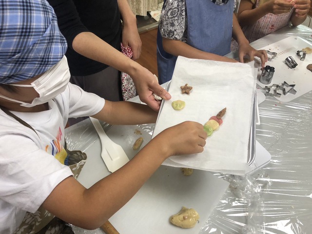 クッキー作りさんの この一枚「教会でイースターをお祝いするための子供たちのクッキー作りです。」