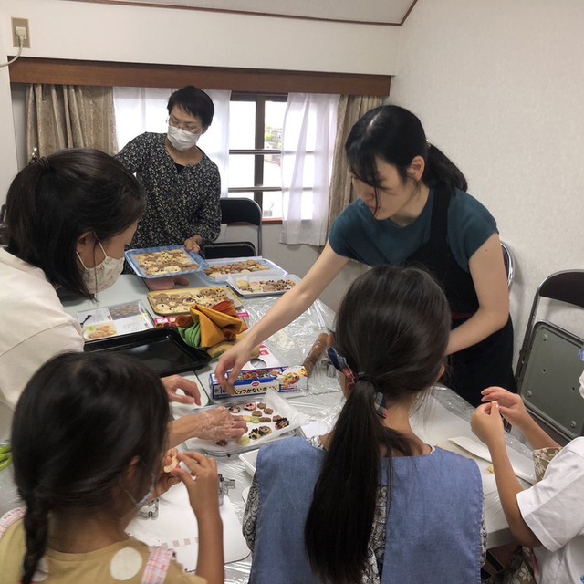 イースターのための子供たちのクッキー作り