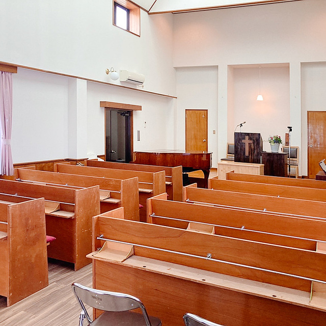 那覇教会の礼拝堂の写真です。聖書や讃美歌を置くための台が用意されています。