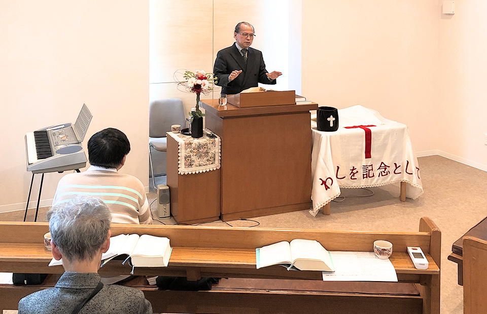 礼拝説教の場面。講壇でお話をしているのが代理牧師 片岡正雄です。