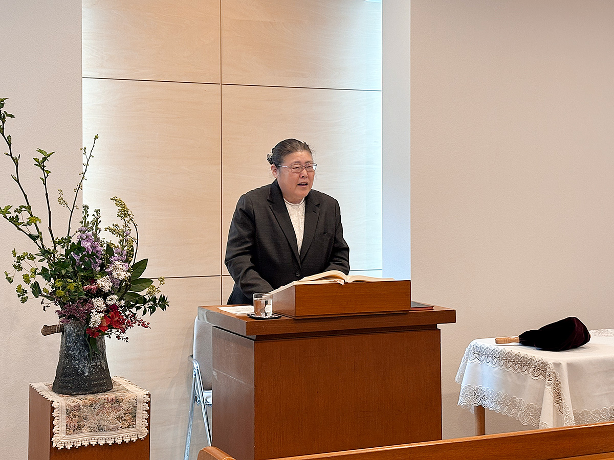 礼拝説教の場面。講壇でお話をしているのが代理牧師 片岡正雄です。