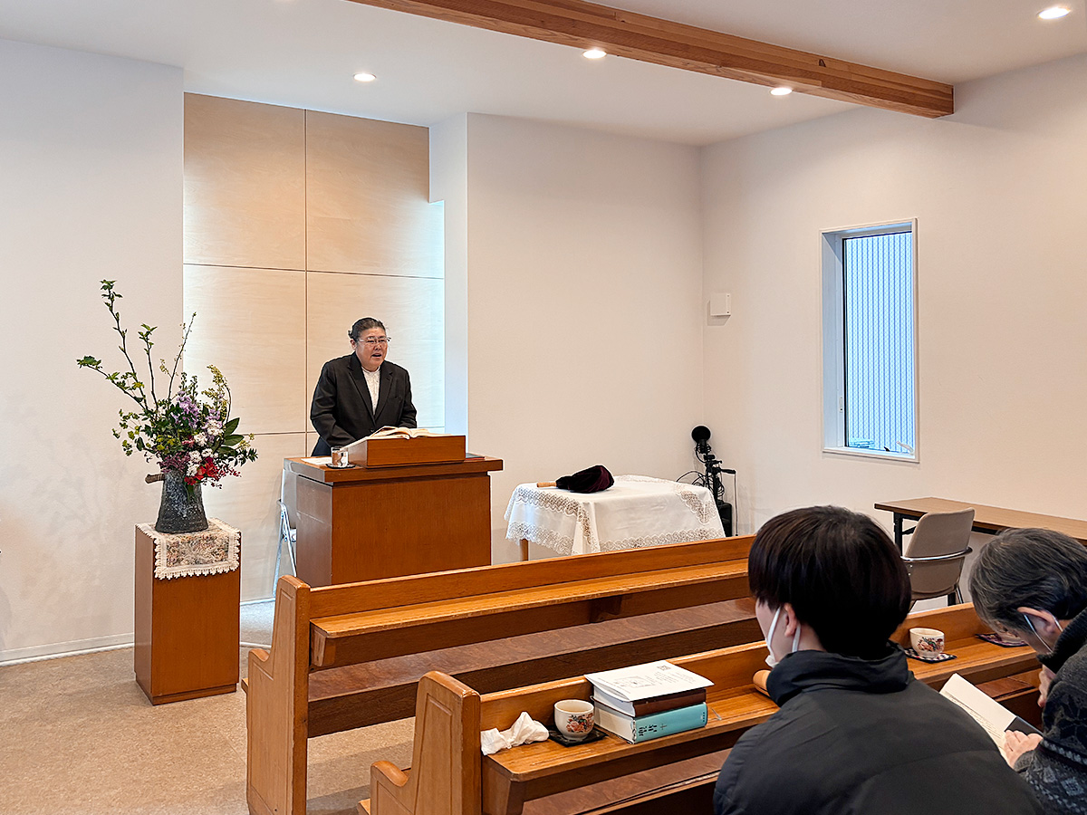 日曜礼拝で説教を行う牧師