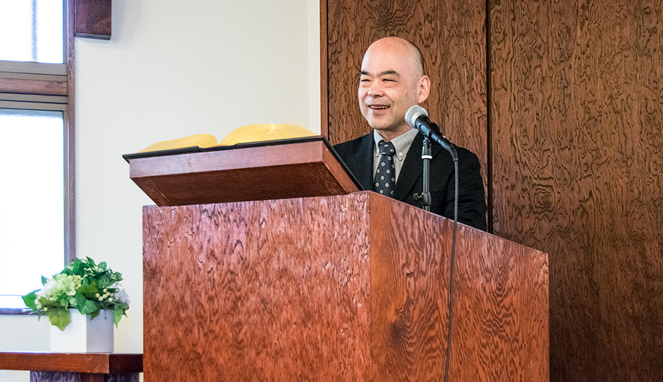 礼拝説教を行う杉山昌樹 牧師の紹介