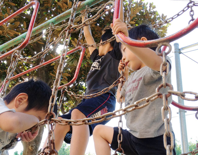 教会学校終了後、公園の遊具で元気いっぱいに遊ぶ子供たち。