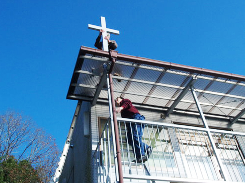 西谷教会の屋根上に取り付けられた十字架。左右一本ずつ、西谷教会の目印となっています。