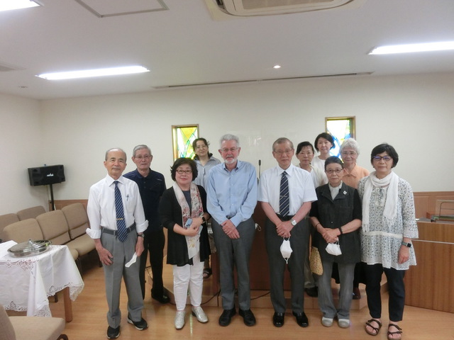 HKさんの この一枚「モーア宣教師ご夫妻と國方引退牧師を交えての記念写真です」