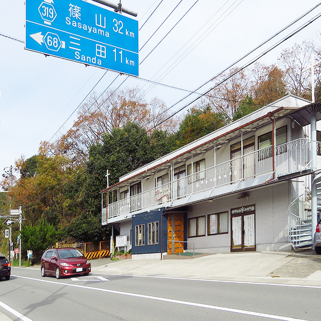 西谷教会の外観です。通り沿いに位置しています。