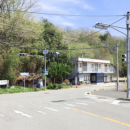 西谷教会は「下野田橋前」のT字路交差点のすぐわきにあります。周囲に建物が無いので、かえって見つけやすいのが特長です。