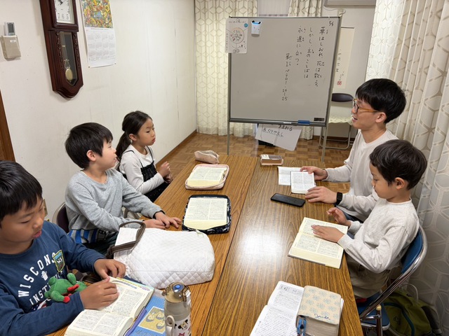 古口直美さんの この一枚「日曜日の朝9:30から始まる教会学校オリーブクラスの様子です。隣の部屋では、こむぎクラス、1階ではジュニアクラスが楽しく聖書を学んでいます。」