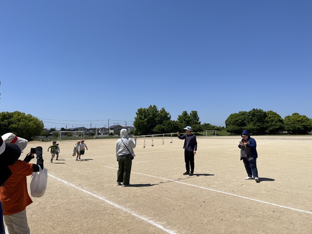 古口直美さんの この一枚「青空の下、スポーツ大会を開催しました。気温30度を超えるかも！という中、無事に守ってくださった神様に感謝です。子どもたちの成長を喜びました。明日あたり筋肉痛かもしれない頑張った大人たちに回復をお与えください。」