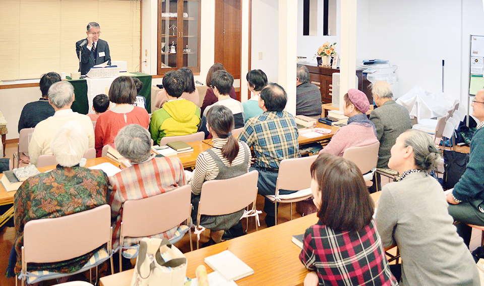 モリーさんの この一枚「岡山西教会の礼拝風景。奥で説教を行っているのが田村英典牧師です。礼拝は毎週日曜日10時30分から開かれます。」