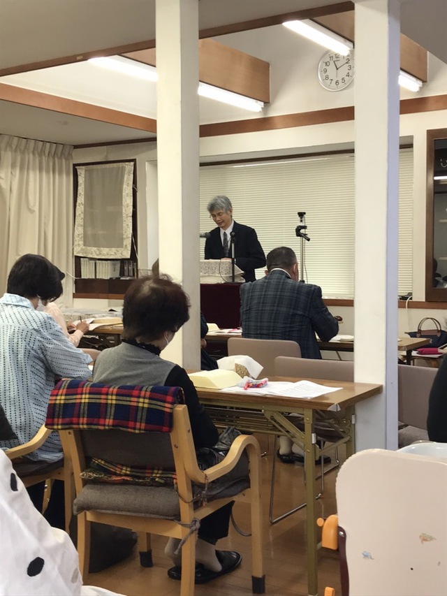 宣教　古口さんの この一枚「過日(6月11日)の特別伝道礼拝の様子です。講師は灘教会牧師の西牧夫先生です。礼拝後、久しぶりの愛餐会(キリスト教会で信徒が共にする食事会)もありました。徐々にいつもの教会に戻りつつあります。ぜひ、どなたでもお越しください。」