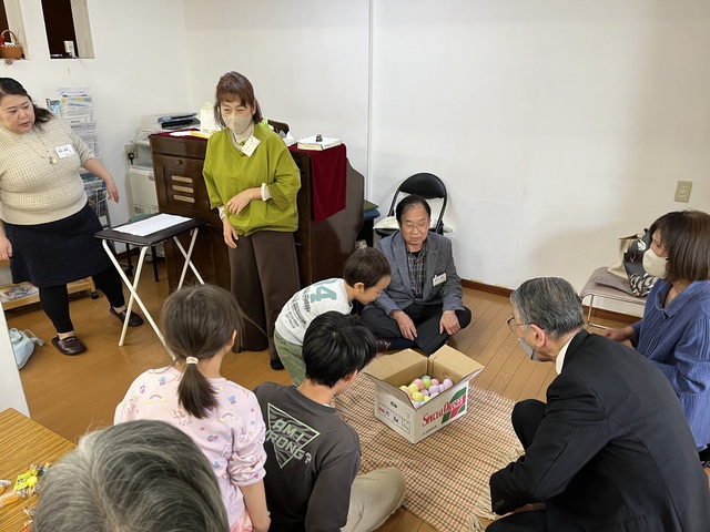 古口さんの この一枚「イースター礼拝2024の午後の様子です。子どもたちとゲームをしている大人たちです（笑）今年もチェロの生演奏で賛美しました。」