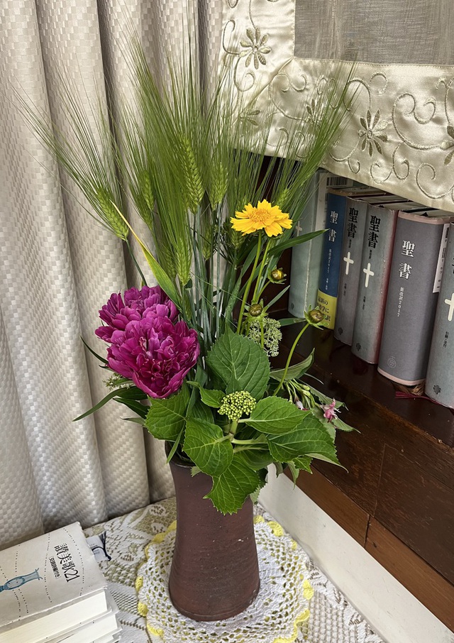 古口さんの この一枚「花粉飛来も治り、本日はやや汗ばみましたが、過ごしやすい気温。緑や彩り豊かな花々を楽しませてくださる神様に感謝。つらいことがあっても今日頑張って礼拝を守った神の子とされた子どもたちに主の祝福あれ。」