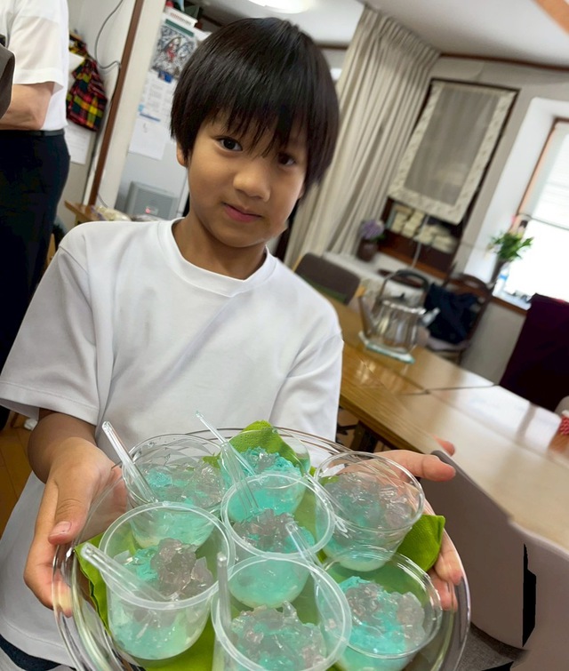 古口さんの この一枚「岡山も梅雨に入りました。蒸し暑い日でしたが、午後のひと時、爽やかな手作りのアジサイゼリーをいただきました。本日(6/15)は神戸改革派神学校より牧田創神学生とご家族がお越しくださり、奨励のご奉仕をしてくださいました。」