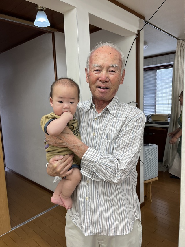古口さんの この一枚「いつも礼拝に集っている男性の最高齢者と最年少者です。こんな教会です（笑）」