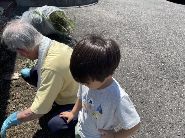 古口さんの この一枚「今日は、年に何回かの教会の大掃除。寒い年末にするのも良くないですが、暑かった。でも夏休み中なので子どもたちが来てくれました。見守るかのようなこの手がなんとも言えないです。」