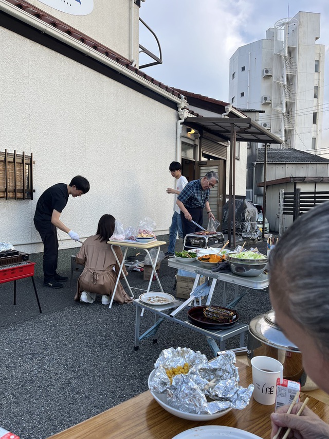 古口さんの この一枚「駐車場でバーベキューの夕べ。焼いていただき、みんなで食べる食事の美味しいこと。食欲も増大。神様の愛をいただき感謝します。」