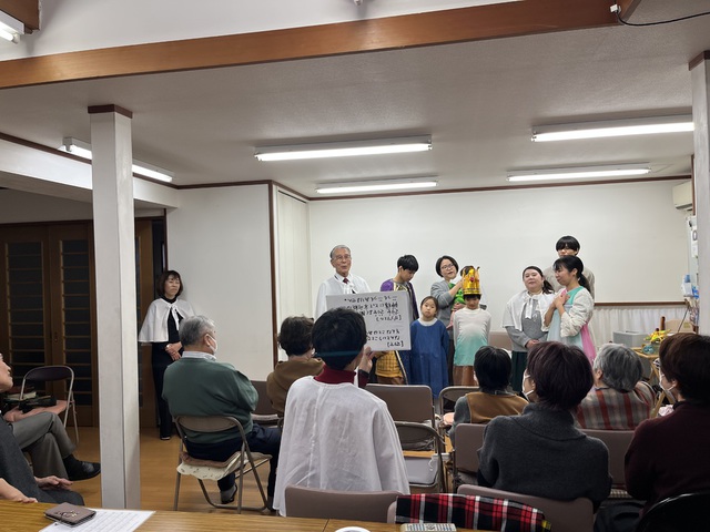 古口さんの この一枚「カンペ係も手作りの天使のケープを着ています。」