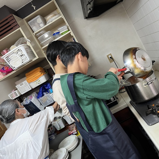 カレーを作っています。火を使うのはお兄さんたちで。美味しいカレーができました。