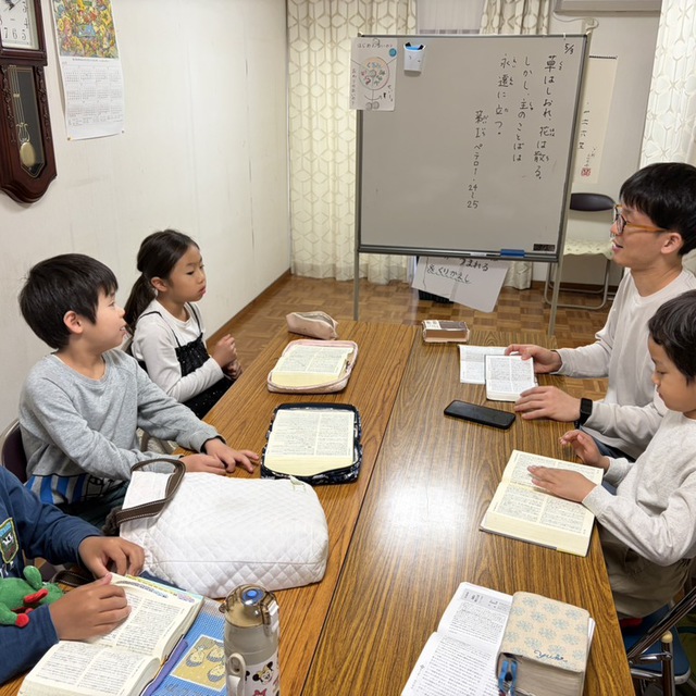 日曜日の朝9:30から始まる教会学校オリーブクラスの様子です。隣の部屋では、こむぎクラス、1階ではジュニアクラスが楽しく聖書を学んでいます。