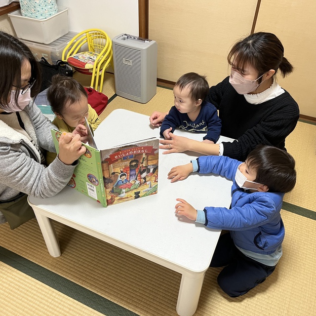 アドベント第２主日⭐️
こむぎクラスの朝の教会学校の様子です。
しっかり聞いています♪