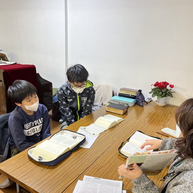 ジュニアクラスの朝の教会学校の様子です。
一番大きい人のクラスです。今日も聖書から学んでいます。
各教会学校は毎週日曜の朝９時30分から行っています。