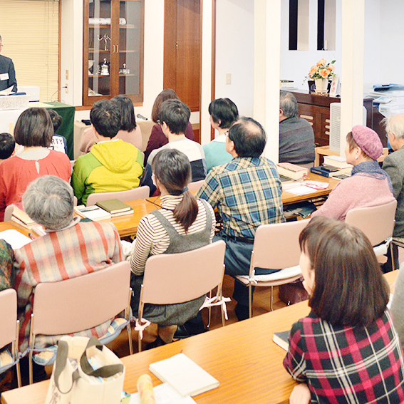 岡山西教会の礼拝風景。奥で説教を行っているのが田村英典牧師です。礼拝は毎週日曜日10時30分から開かれます。