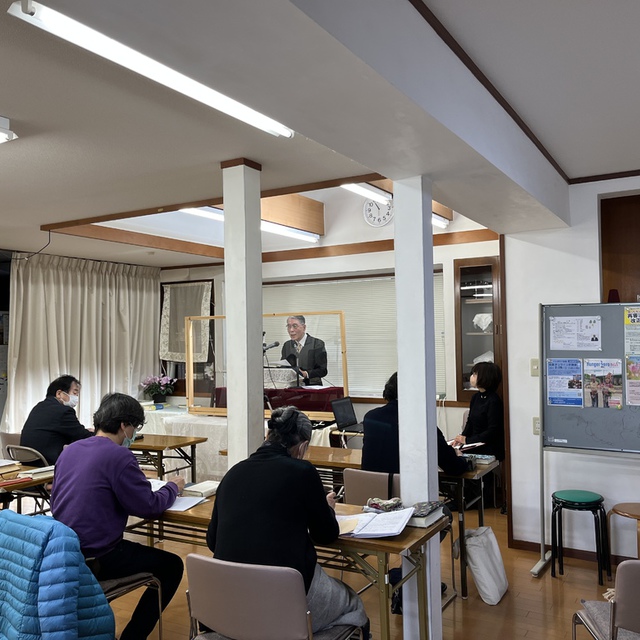 本日の礼拝の様子です。子どもたちが体調悪く、大人ばかりの礼拝でした。かなり会堂は寂しいですが、オンラインでライブ配信に参加されています。毎日寒いです。体調崩されている方たちが早く回復されますように。