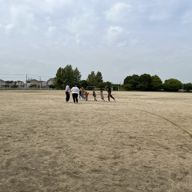 今日は礼拝後に大切な子どもたちと、聖徒の交わりとして、スポーツ大会を行いました。頭がイエス様で、体の私たち。このような楽しい企画を通しても、キリストとより強く結び合わされるのです。広ーい公園で空も広い。借り物競走のスタートです。