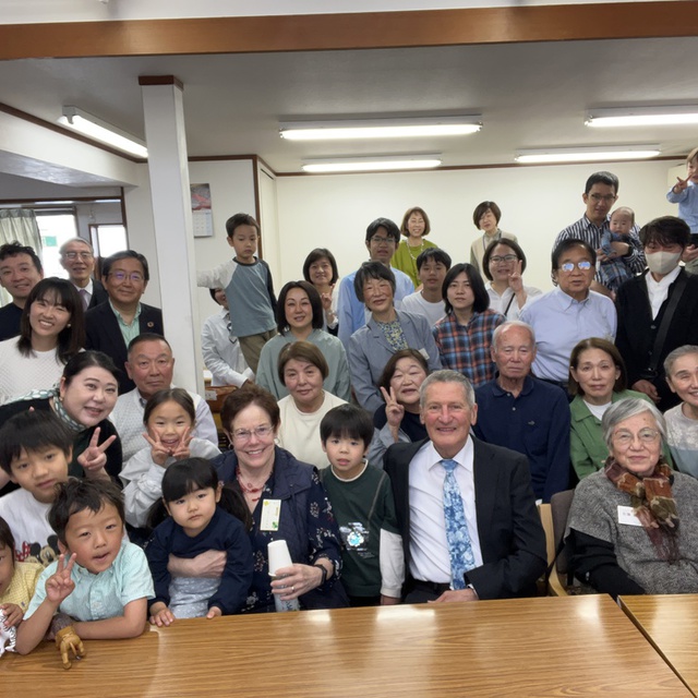 本日は、愛媛県の新居浜の教会より、デベット先生ご夫妻にお越しいただいての特別礼拝でした。世界宣教を覚えて南アフリカから日本へ来てくださる宣教師ご夫妻です。会堂いっぱいで昼食もいただきました。