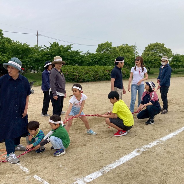 5/11礼拝後、主にある家族の年に一度のスポーツ大会。子どもたちも年々大きくなり競技も本格的になってきました。会堂では見られない姿や個性を感じ、神様に感謝。今年は手に優しい木綿の綱引きの綱を新調しました。
