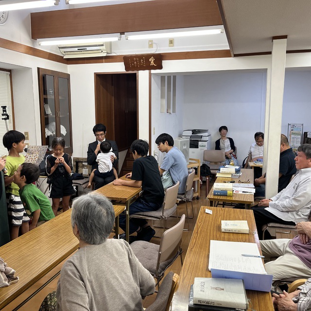 夏の小学生のキャンプから無事に戻った小学生の報告会の様子です。