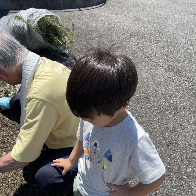 今日は、年に何回かの教会の大掃除。寒い年末にするのも良くないですが、暑かった。でも夏休み中なので子どもたちが来てくれました。見守るかのようなこの手がなんとも言えないです。