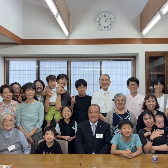 神の家族です。「天におられる私の父の御心を行う人は誰でも、私の兄弟、姉妹、また母なのだ」（マタイによる福音書12章50節）
教会では洗礼を受けた教会員のことを兄弟、姉妹と呼んでいるのですが、それは「神さまの御心を行う」と決意した人々ということです。