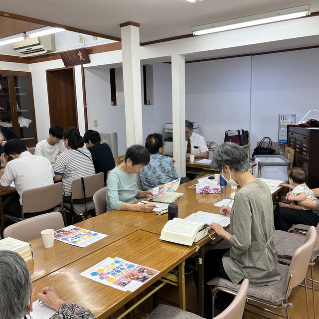 礼拝後、午後は年一回開催の教会修養会でした。田村牧師による「礼拝について」の学びとその分かち合い、ゲーム、最後はバーベキューで早めの夕食。主にあるうれしく楽しい一日でした。