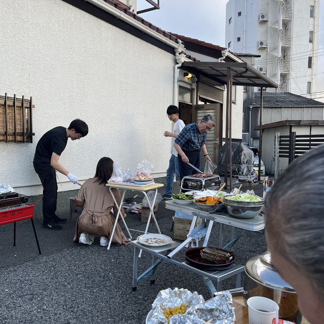 駐車場でバーベキューの夕べ。焼いていただき、みんなで食べる食事の美味しいこと。食欲も増大。神様の愛をいただき感謝します。