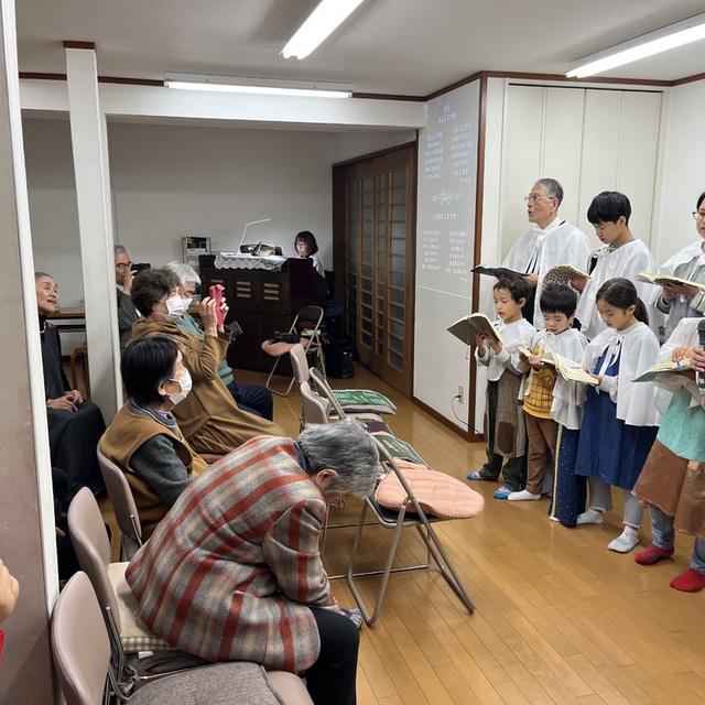 クリスマスおめでとうございます。今日はうれしい日です。2025年もここに書ききれないうれしいことがありました。礼拝後のお祝いの会の様子です。来年はあなたもぜひどうぞお越しください。