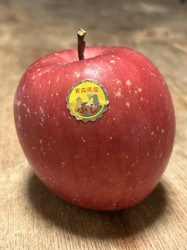 ムーラさんの この一枚「教会にリンゴが届く・・青森県産「ふじ」」